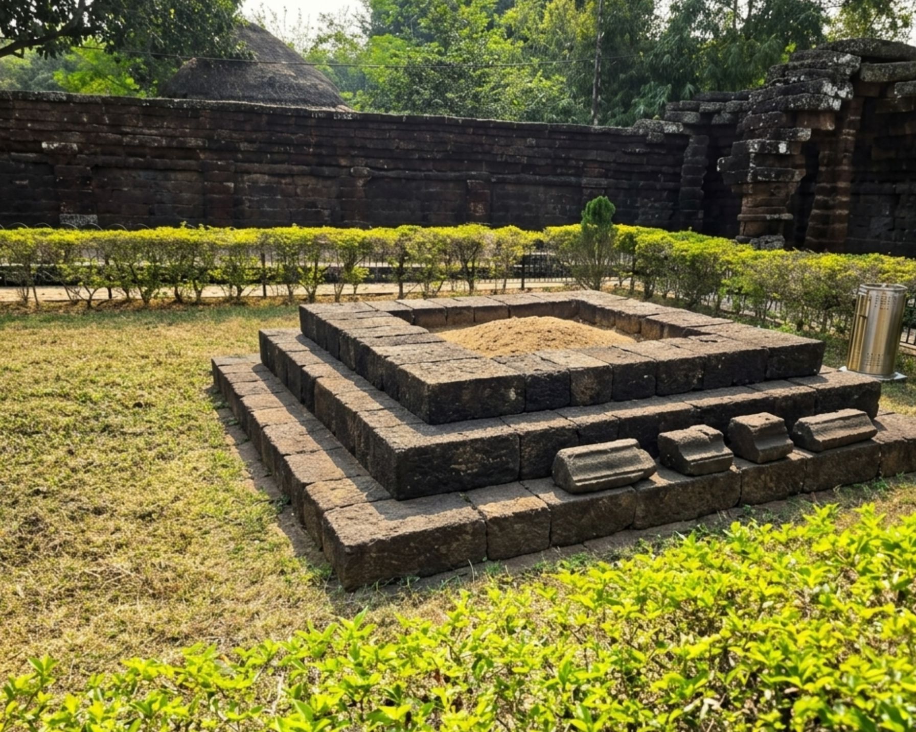কুড়ুমবেরা দূর্গ Kurumbera Fort tourist palace